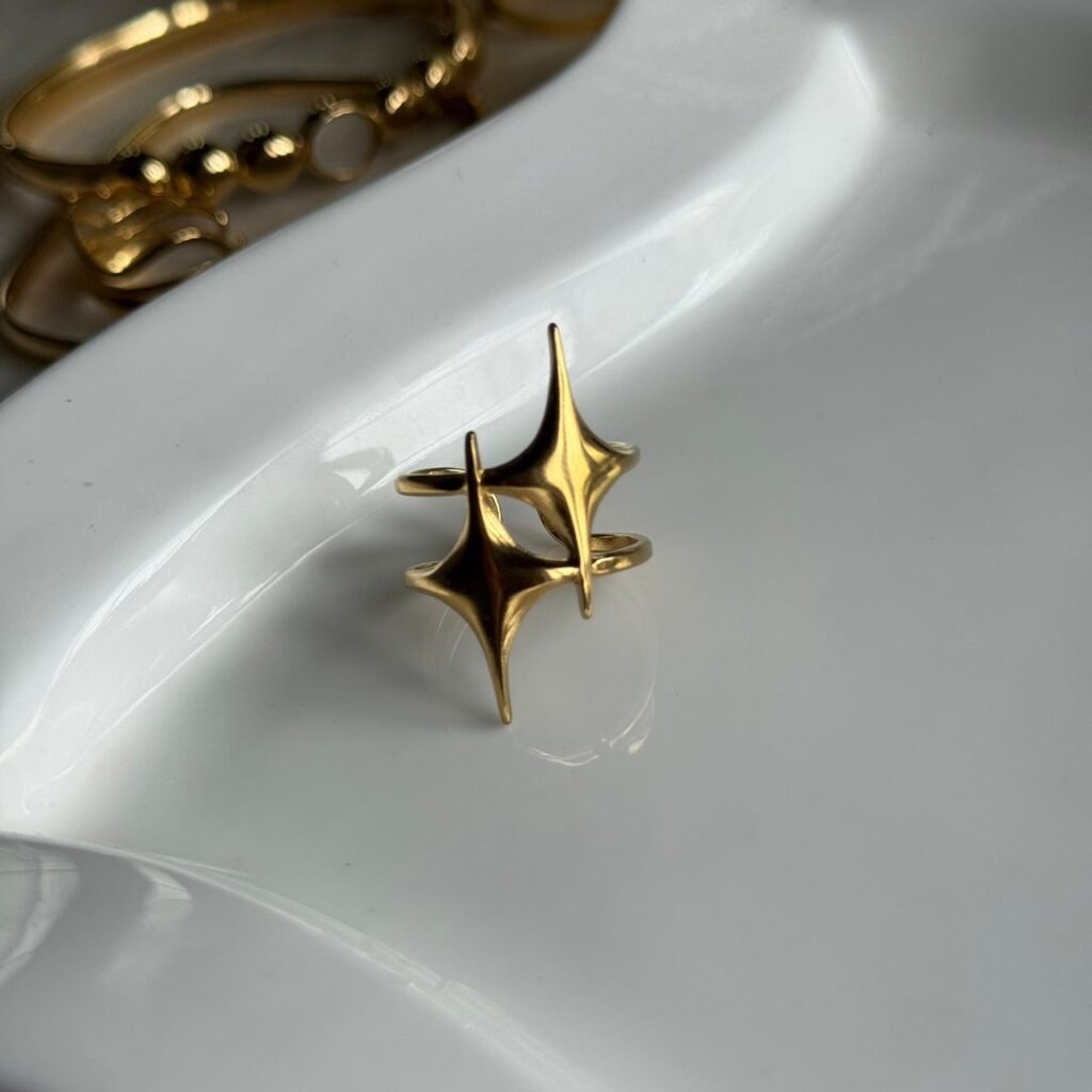 anti tarnished ring with sparkle